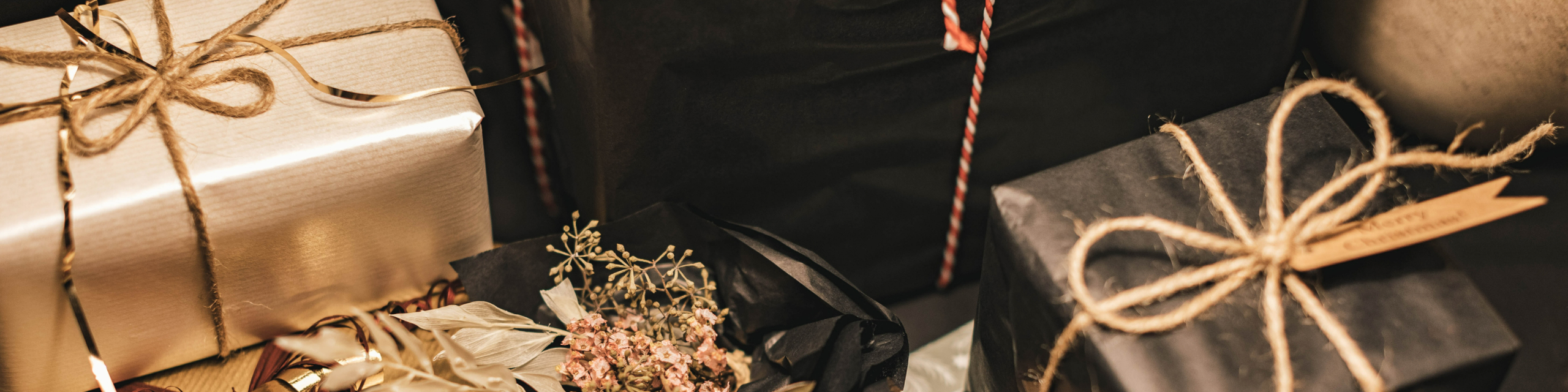 ラッピングされた小包が並べられた写真